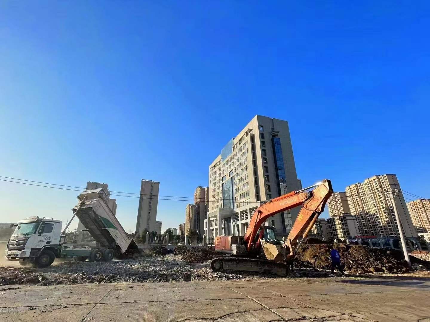 豪家集團承建的政務(wù)花園項目、污水管網(wǎng)項目、CBD公園項目施工中